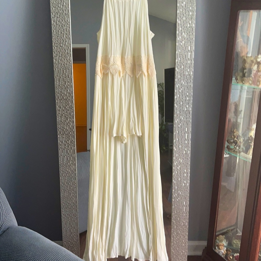 Xhilartaion, Medium size cream dress